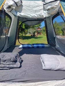 een open tent met een bed in het midden bij Phulomnum resort in Khao Kho