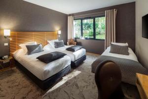 ナントにあるBest Western Plus Hotel De La Regate-Erdreのベッドが2つと窓があるホテルの部屋 +82枚の写真