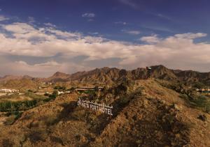 Nespecifikovaný výhled na hory nebo výhled na hory při pohledu z rezortu