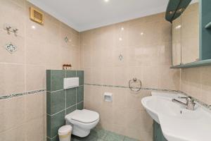 Et badeværelse på Apartamento Delta Muga con Vistas al Mar + 24 billeder