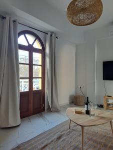 una stanza con una porta, un tavolo e una finestra di Downtown Apartment Platanos a Panteli