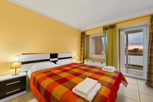 En eller flere senge i et værelse på Apartamento Delta Muga con Vistas al Mar