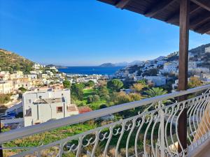 una vista dal balcone di una villa di Downtown Apartment Platanos a Panteli