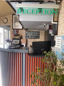 een restaurant met een rood-wit gestreepte toonbank bij Karya Hotel in Kuşadası