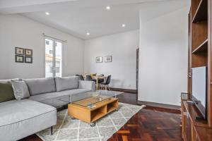 een woonkamer met een bank en een tafel bij Reis by KAAMAH in Ribeira Brava