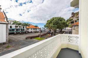 een balkon met uitzicht op een straat bij Reis by KAAMAH in Ribeira Brava