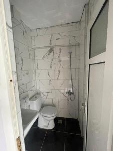 een badkamer met toilet en ligbad bij Karya Hotel in Kuşadası +19 foto's