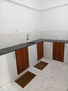 グルヴァイアールにあるSree Nandhanam Nivasの空のキッチン(シンク、カウンター付)