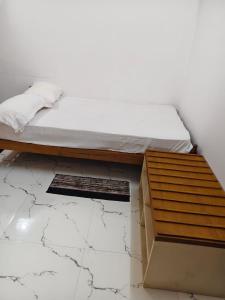 グルヴァイアールにあるSree Nandhanam Nivasの箱の上に座るベッド