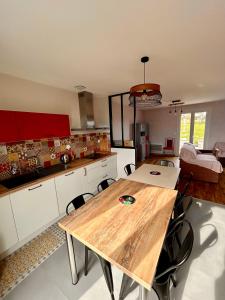 Køkken eller tekøkken på Gite Vintage 63 Le Hameau 1936 + 18 billeder