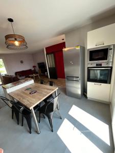 Køkken eller tekøkken på Gite Vintage 63 Le Hameau 1936