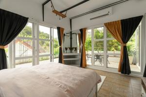 Giường trong phòng chung tại The Garden Escape Villa, Private Tropical Hideaway