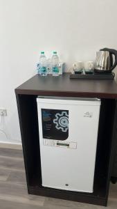 una nevera pequeña con encimera encima en SM Room A1, en Abu Dabi