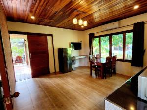 Il comprend une cuisine et une salle à manger avec une table et un réfrigérateur. dans l'établissement Baan Phangan, à Ko Pha Ngan