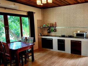 une cuisine avec une table et un comptoir dans l'établissement Baan Phangan, à Ko Pha Ngan