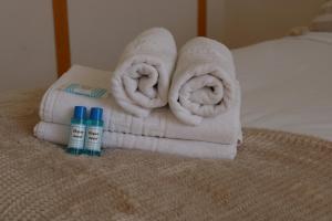 En eller flere senge i et værelse på Sunday Lovers - FB - 54 + 102 billeder