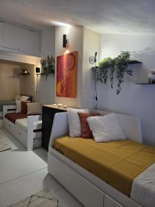 ein Schlafzimmer mit einem Bett und einem Schreibtisch in der Unterkunft Arcs 1800: 5/6 people Ski Studio view Mont Blanc in Arc 1800