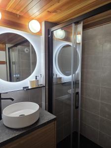 ein Badezimmer mit Waschbecken und Spiegel in der Unterkunft Arcs 1800: 5/6 people Ski Studio view Mont Blanc in Arc 1800