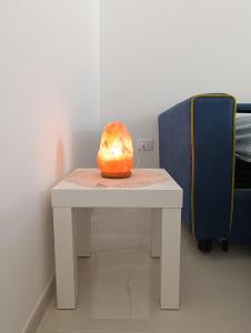 un tavolo con una scultura sopra accanto a un divano blu di Piano B24 a Martina Franca Altre 13 foto