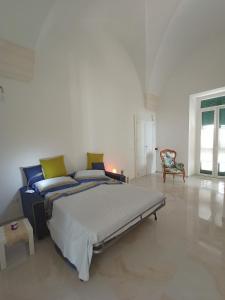 una camera da letto con un letto e una sedia di Piano B24 a Martina Franca