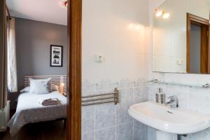 Ένα μπάνιο στο Hostal La Concha en Somo