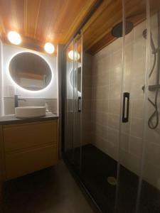 ein Badezimmer mit Dusche und Waschbecken in der Unterkunft Arcs 1800: 5/6 people Ski Studio view Mont Blanc in Arc 1800 + 87 Fotos