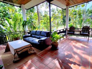 - un salon avec un canapé sur une terrasse couverte dans l'établissement Baan Phangan, à Ko Pha Ngan