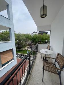 een balkon met een tafel en een bank op een gebouw bij Karya Hotel in Kuşadası