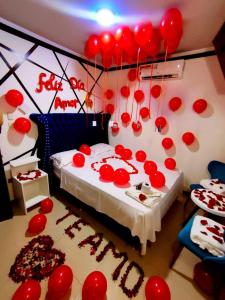 een kamer met een bed met rode ballonnen aan de muur bij Hotel Vip70 Jaen Perú in Jaén