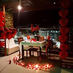 een kamer met een tafel met rode harten op de vloer bij Hotel Vip70 Jaen Perú in Jaén