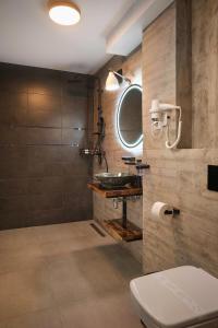 Et badeværelse på Independentei-Spiridon Central Apartaments