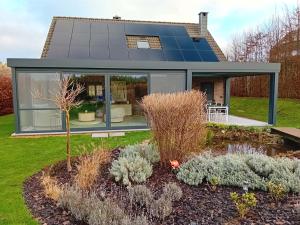 una casa con pannelli solari sul tetto di LE CLOS DU MONTYS a Louveigné