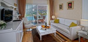 uma sala de estar com um sofá e uma mesa em Sianji Well-Being Resort em Turgutreis