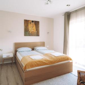 Un dormitorio con una cama grande en una habitación. en Katáng Vendégház, en Tardosbánya 19 fotos más