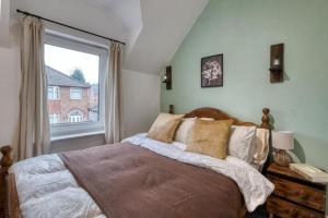 a bedroom with a large bed and a window at Stylish 2BR Cottage Pet-Friendly with Free Parking in Partington