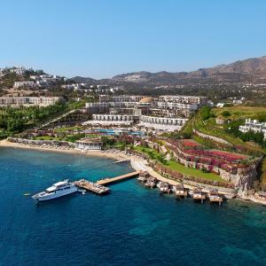 uma vista aérea de uma praia com barcos na água em Sianji Well-Being Resort em Turgutreis