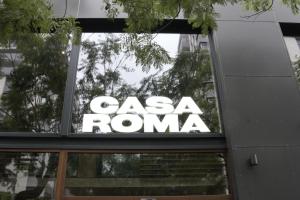 ein Schild für ein Casa Roma auf dem Dach eines Gebäudes in der Unterkunft CASA ROMA Hostel Boutique in Tarragona