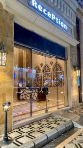 een winkelpui met een weerspiegeling van een tafel in het raam bij شقق عائلتي - My family's apartments in Jeddah