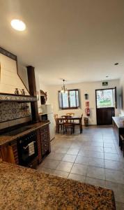 un ampio soggiorno con camino e tavolo di La Ayalguina, Selnatur a Mestas de Con