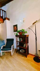 un soggiorno con una sedia e una lampada di La Ayalguina, Selnatur a Mestas de Con