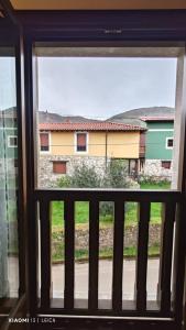 una vista di un edificio da una finestra di La Ayalguina, Selnatur a Mestas de Con