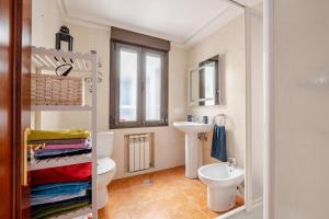 Et badeværelse på Apartamento la Esperanza de Llanes + 17 billeder