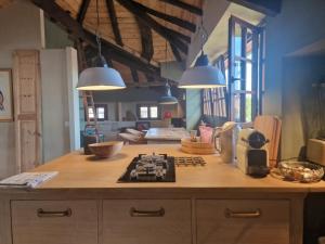 een aanrecht met twee lampen erop bij Apartamento La Buhardilla in Llanes