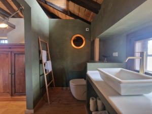 een badkamer met een wastafel en een toilet bij Apartamento La Buhardilla in Llanes