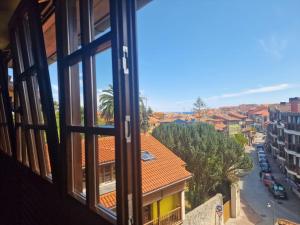 een uitzicht op een stad vanuit een raam bij Apartamento La Buhardilla in Llanes