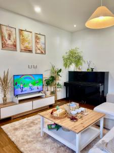 een woonkamer met een televisie en een tafel bij Happy Nest Tuscany in Castiglion Fiorentino