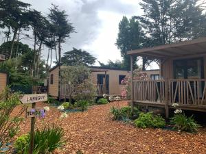 ein Haus mit einem Schild vor einem Hof in der Unterkunft Le Beaupré - prestation hotelière in Mesquer + 10 Fotos