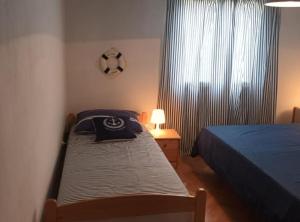 Giường trong phòng chung tại Apartments Anna Biograd na Moru