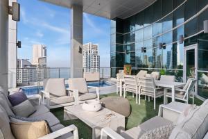 Curated visual reference: Picture Idea: Ultra Luxury Penthouse Private Pool Yacht Views Dubái Precios