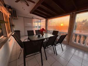 a dining room with a table and chairs at Villa Emara Mangana in Mángana